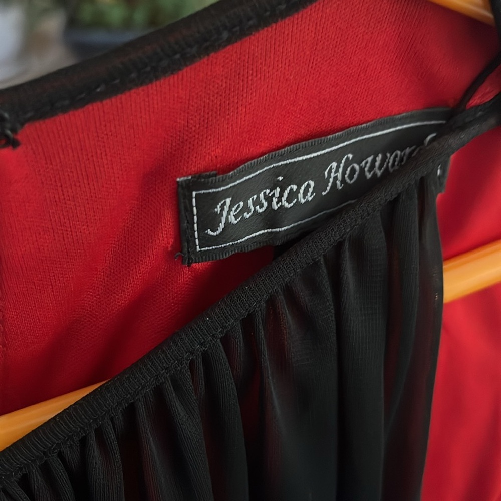 Black and red lined sleeveless evening dress
Jessica Howard - Picture 3 of 7